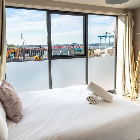 Beautiful Two Bedroom Harbour Side Apartment Poole Exteriör bild