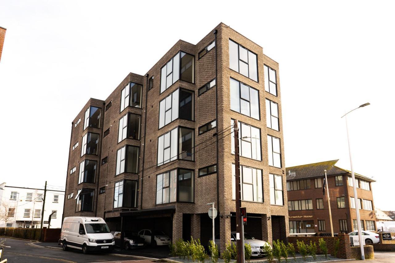 Beautiful Two Bedroom Harbour Side Apartment Poole Exteriör bild