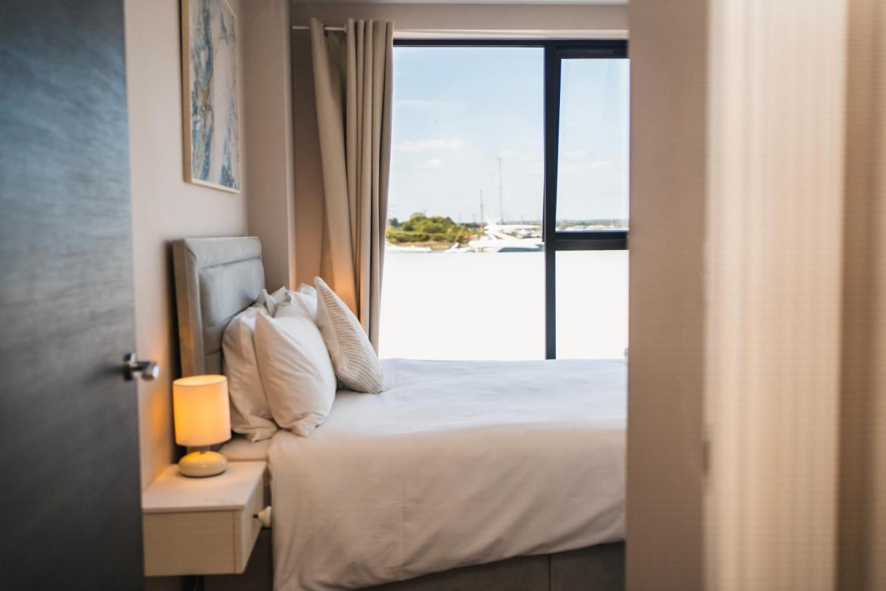 Beautiful Two Bedroom Harbour Side Apartment Poole Exteriör bild