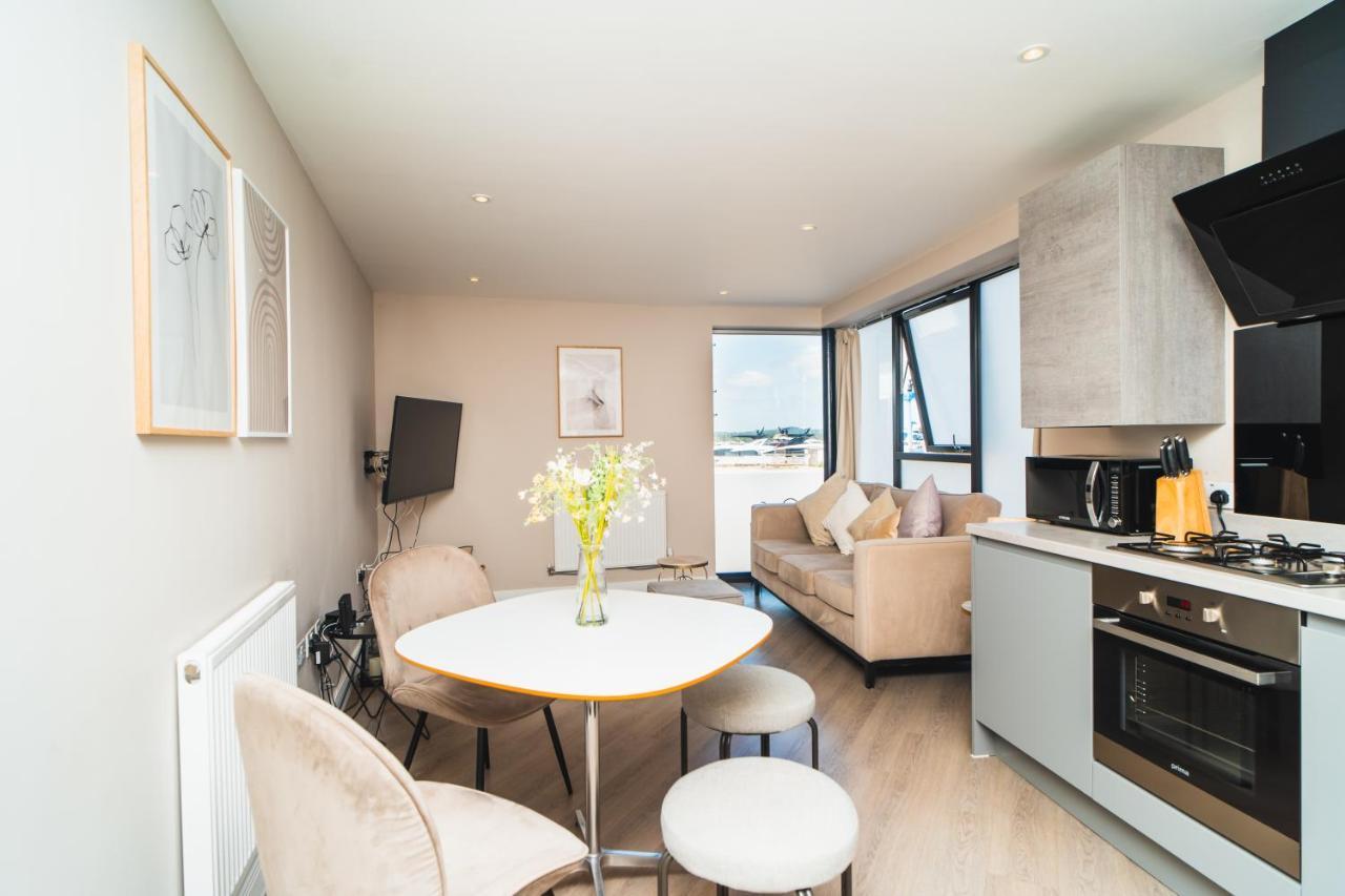 Beautiful Two Bedroom Harbour Side Apartment Poole Exteriör bild