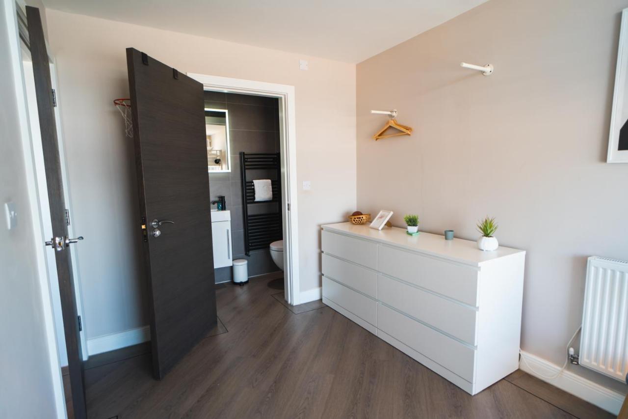 Beautiful Two Bedroom Harbour Side Apartment Poole Exteriör bild