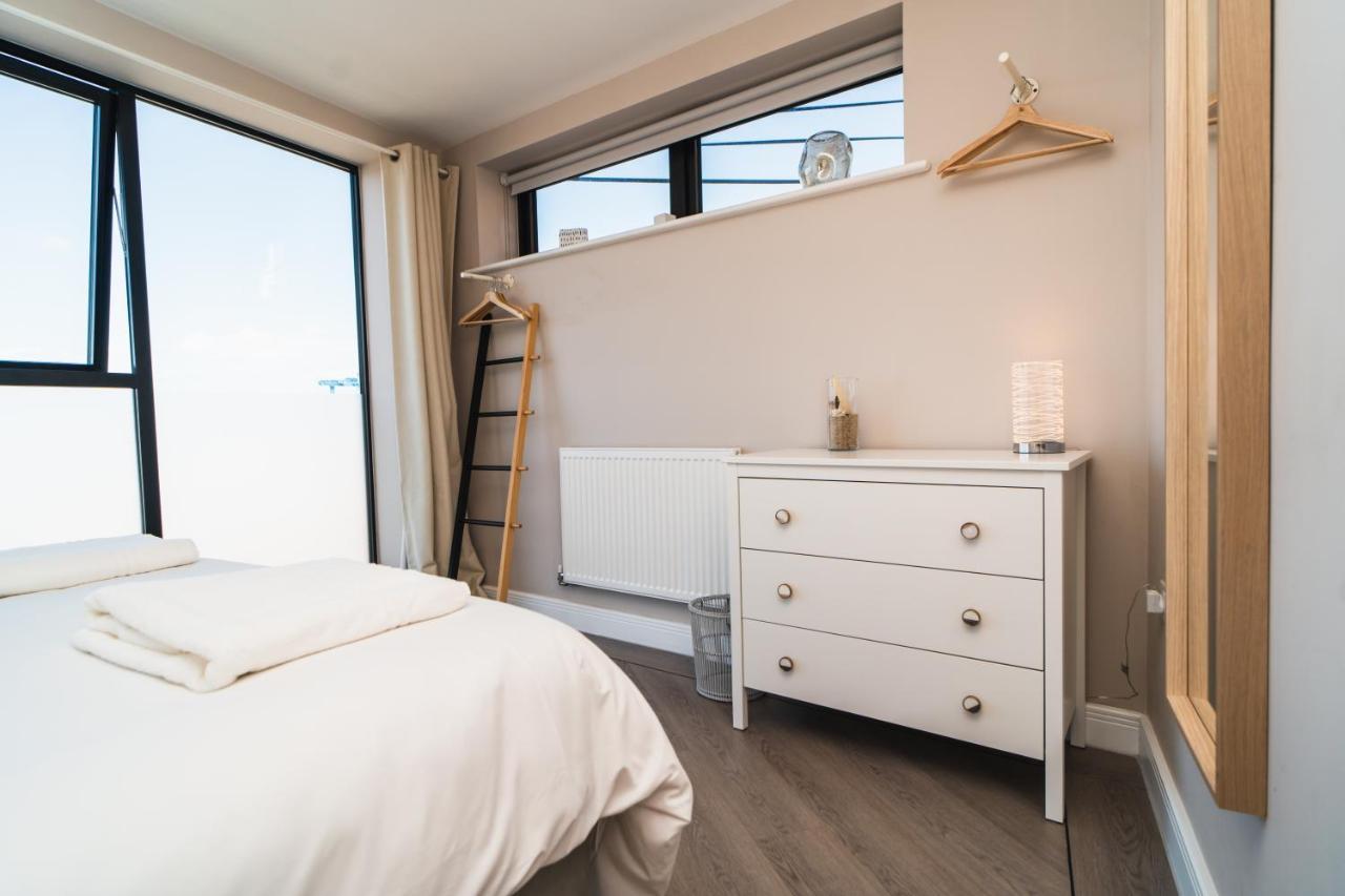 Beautiful Two Bedroom Harbour Side Apartment Poole Exteriör bild