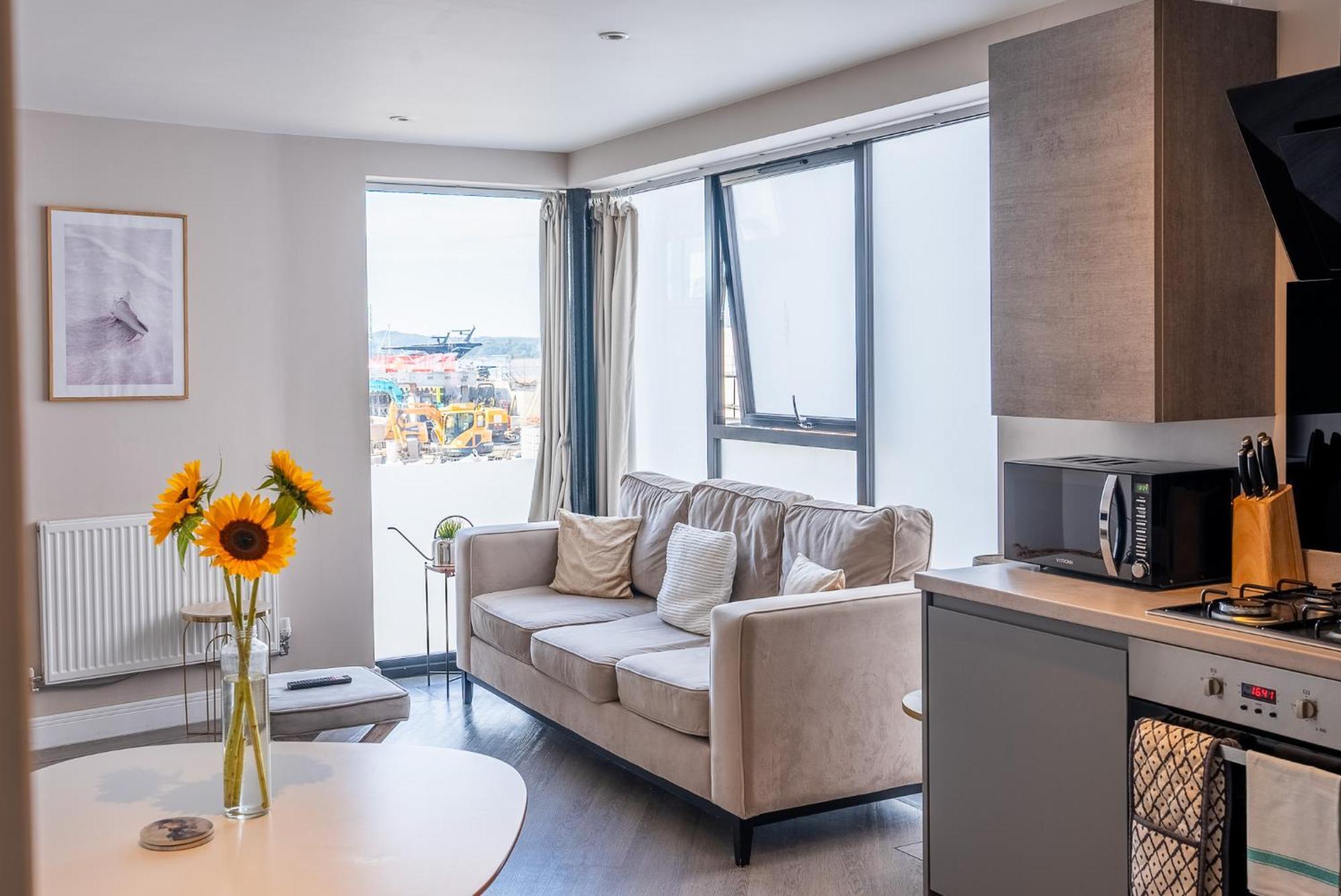 Beautiful Two Bedroom Harbour Side Apartment Poole Exteriör bild